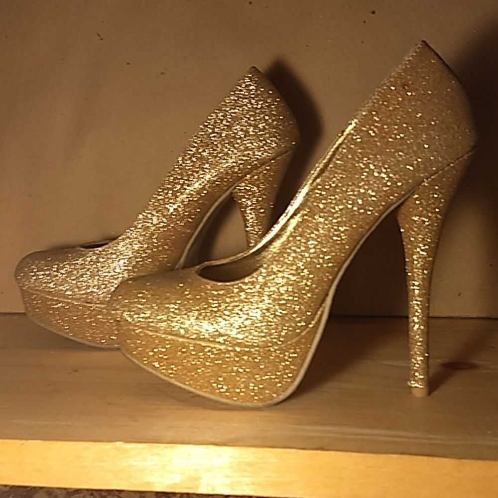 Sparkling gold high heels